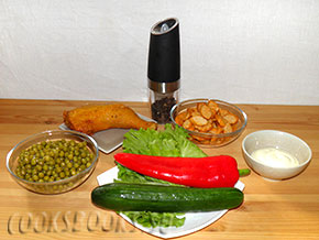 Салат с копчёной курицей, огурцами и сухариками