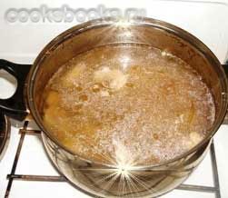 Кастрюля с супом картофельным, фото