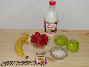 Молочный смузи с клубникой, бананом, яблоком