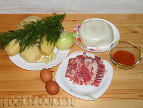 Драники с начинкой из бекона, лука, помидор и сыром.