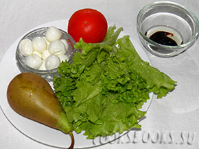 Салат с моцареллой, грушей, помидором