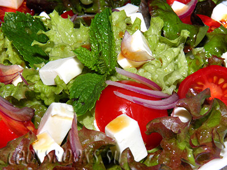 Салат с фетой, помидорами и мятой