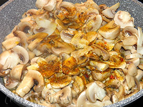 Салат с грибами, печёным перцем, маслинами, чесноком.