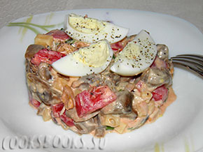 Мясной салат с грибами