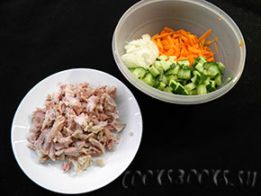 Салат с мясом, яйцом, огурцом, морковью