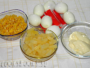 Салат с крабовыми палочками, кукурузой, ананасом, яйцом