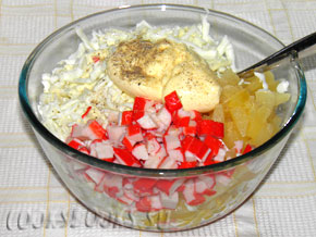 Салат с крабовыми палочками, кукурузой, ананасом, яйцом