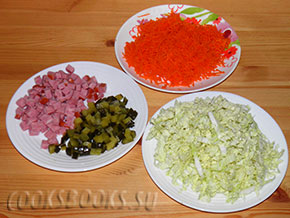 Салат из пекинской капусты, моркови, ветчины