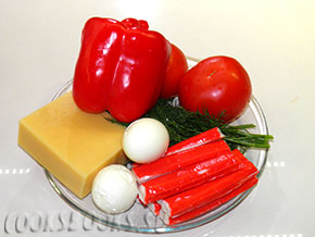 Салат с сыром, перцем, крабами и яйцом.