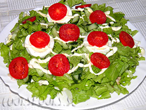 Салат из овощей с филе курицы и яйцом фото