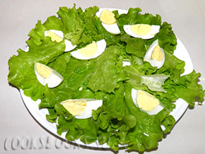 Тёплый салат с баклажанами, кабачками, яйцом