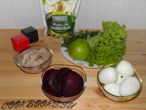 Салат со свеклой, сельдью, яблоком и яйцом