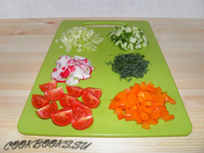 Салат Весенний с сельдереем, огурцом, перцем, редисом и помидорами