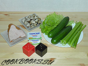 Салат с сельдереем, копчёной грудкой индейки, перепелиными яйцами, огурцом