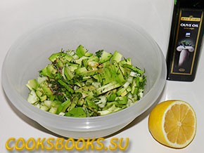 Салат с авокадо, моцареллой, огурцом и помидорами черри