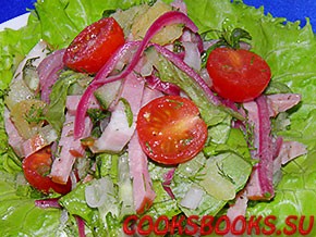 Салат с беконом и овощами