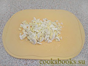 Нарезаем яйцо. кулинарный рецепт, салат, фото