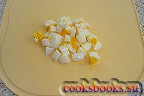 Нарезаем яйцо. кулинарный рецепт, салат, фото