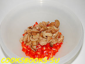 Салат с креветками, маринованными грибами и яйцом
