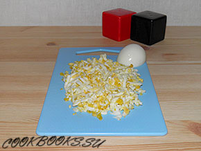 Салат с куриным филе, киви, яйцом