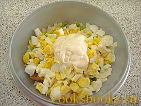 Салат копчёной курицей, ананасами и яйцом, фото рецепта
