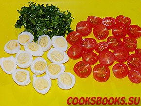 Салат с сельдереем, перепелиными яйцами и помидорами