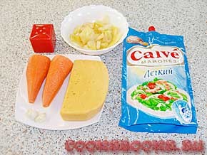 Салат из свежей моркови, сыра и ананасов