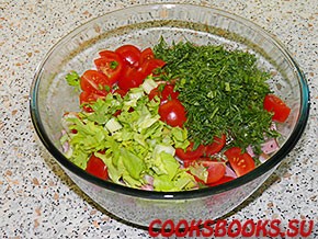 Салат с сельдереем, беконом и помидорами