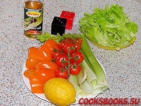 Салат с сельдереем, перцем, помидорами и листьями салата