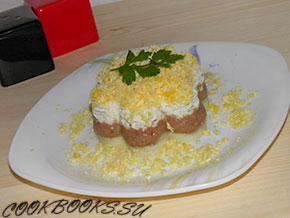Салат из печени трески с яйцом и красным луком