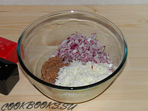 Салат из печени трески с яйцом и красным луком