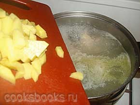 Добавляем картофель в бульон,фото