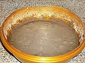 Тортики из чёрной смородины, с клубникой и взбитыми сливками, фото