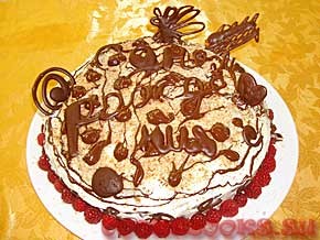 Шоколадный торт с миндалём и сливками