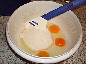 Перемешиваем яйца фото