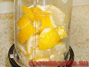 Лимонно-творожный пирог с персиками