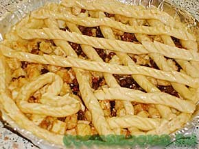 Пирог с яблоками, изюмом и кунжутом из песочного теста