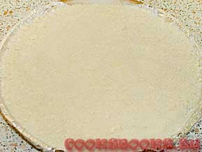 Песочный пирог с творогом, персиками и маком