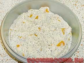 Песочный пирог с творогом, персиками и маком