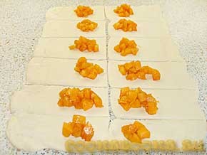 Слоёные пирожки с абрикосами