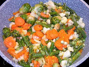 Мидии с овощами в сливочном соусе