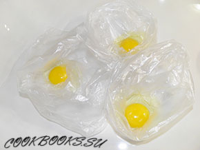 Яйца пашот с моцареллой и помидорами черри