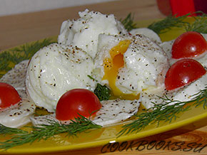 Яйца пашот с моцареллой и помидорами черри