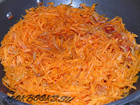 Куриная печень с морковью в томатном соусе