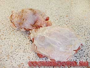Куриные отбивные с луком и яйцом, запечённые на решётке