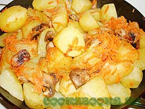 Картошка жаренная с грибами и луком