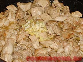 Филе курицы с овощами и имбирём, запеченное в вине