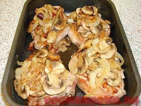 Свинина на косточке с грибами и луком