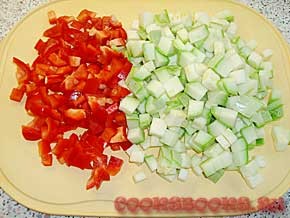 Тефтели запечённые с кабачками, перцем, под томатным соусом