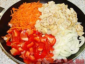 Картофельная запеканка с куриными сердцами, грибами и овощами